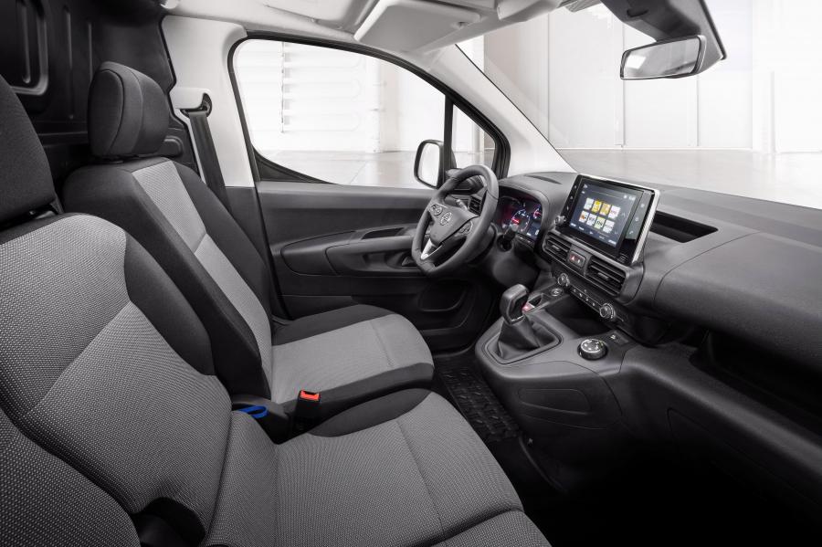 Интерьер Opel Combo Cargo 2018 года  (фото 21 из 26)